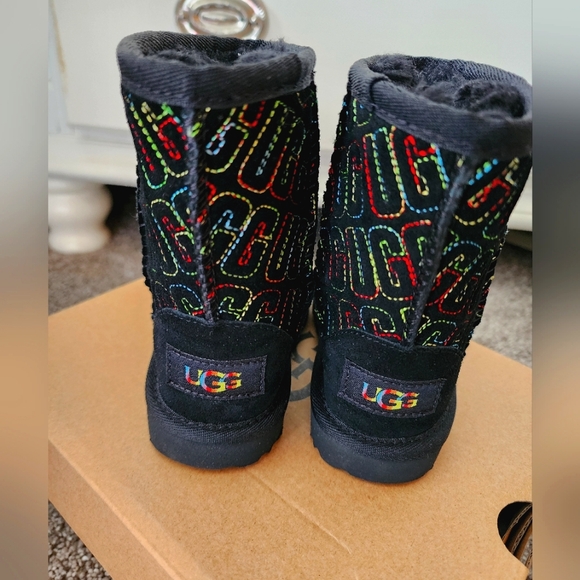 UGG-Classic II Graphic Stitch Suede Boot (Toddler) - Picture 3 of 6